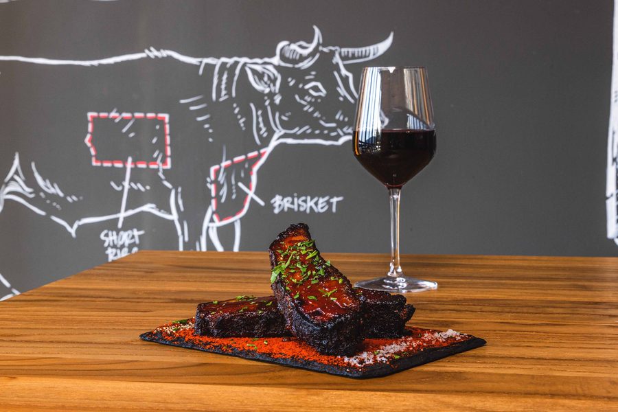 Beef Short Ribs fumés - spécialité emblématique de SMOK'EAT Saint-Denis