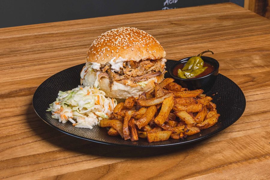 Pulled Pork Burger avec frites maison et coleslaw péï - à emporter chez SMOK'EAT Saint-Denis